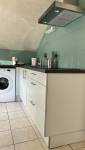 Cuisine rénovée dans un appartement locatif à Vern-sur-Seiche par La Maison Des Travaux Bruz