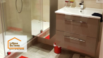 Une salle de bain repensée pour plus d’espace et de confort, avec des finitions soignées et un meuble sans pieds.