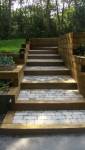 Escalier extérieur en grand pas dallés avec bordures bois