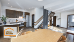 Rénovation intérieure complète à Marmande : cuisine ouverte, escalier bois et métal, parquet chaleureux et volumes repensés pour plus de confort.