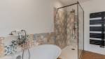 Intégration grand receveur extra plat pour douche avec protection latérale à Voulangis (77580)
