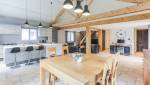 Rénovation ferme façon loft avec poutres et solives en rénovation chêne clair lasure incolore