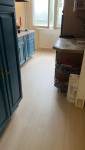 pose de parquet sur l'ensemble de l'appartement, ici cuisine