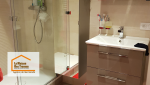 Douche à l’italienne et meuble suspendu : une salle de bain modernisée avec goût grâce à La Maison Des Travaux de Marmande.