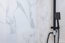 Salle de bain en marbre blanc
