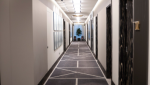 Moderniser les couloirs d’hôtel : éclairage, moquette et signalétique