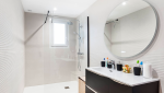 Aménagement SDE ave meuble double vasque et plafond Leds