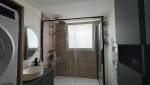 Grande douche familiale et meuble sur mesure après rénovation de salle de bain – Paris 17
