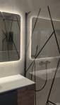 Salle de bain modernisée et contemporaine