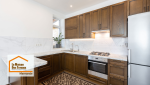 Cuisine rénovée à Marmande avec crédence en carrelage effet marbre, rangements optimisés et lumière naturelle pour un espace pratique et lumineux.