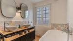Rénovation générale salle de bain avec nouvelle VMC, baignoire sur pieds chromés et sol en carrelage façon parquet chevrons à Voulangis (77580)