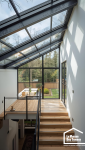 Escalier design avec verrière en acier