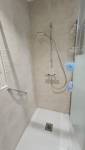Zoom sur receveur extra plat douche PMR dans ancien couloir à Torcy (77200)