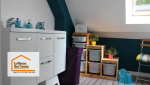 Une salle d’eau pensée pour les plus petits : design malin et rangements accessibles dans des combles bien aménagés.