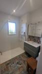 Une salle de bain rénovée et moderne