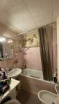 Salle de bain avant rénovation avec baignoire par La Maison Des Travaux Bruz