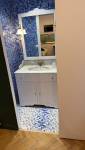 Salle de bain rénovée avec finitions contemporaines et rangements intégrés à paris 