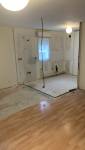 Cuisine avant travaux avec ancien carrelage rénovation appartement Bruz