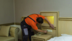 Intervention d'un ouvrier électricien dans une chambre d'hotel