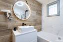 Salle de bain avec baignoire