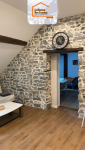 Mur en pierres apparentes dans un salon rénové à Bonneville en Haute-Savoie