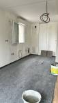 Travaux de rénovation du sol de la cuisine en cours La Maison Des Travaux Bruz