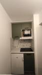 avoriaz-74110-renovation-appartement-cuisine-compacte-meubles-verts-plaque-cuisson-frigo