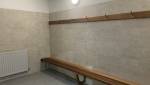 Finition avec installation des bancs et patères dans les vestiaires