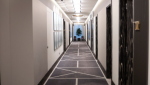Moderniser les couloirs d’hôtel : éclairage, moquette et signalétique