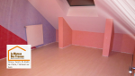 Une chambre colorée et chaleureuse, idéale pour un enfant, alliant confort et luminosité grâce au Velux. 