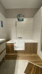 Salle de bain PMR finition bois La Maison Des Travaux Ales