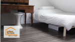Une chambre d’amis sous les toits, chaleureuse et fonctionnelle, pensée pour accueillir avec style et confort.