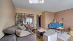 Salon rénové à La Roche-sur-Foron avec verrière intérieure, parquet bois clair et mobilier moderne – projet signé La Maison Des Travaux Bonneville