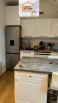 Cuisine équipée avec îlot central dans un appartement sous combles à Bonneville (74)