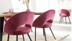 Chaises en velours coloris framboise