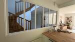 Vue cuisine après rénovation avec verrière d’atelier par La Maison Des Travaux Bruz