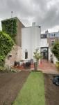 La touche finale d'un jardin aligné avec la rénovation des façades