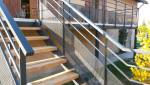 Un nouveau balcon et de beaux escaliers, mélange de bois et de métal