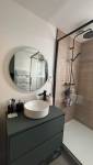 Rénovation complète de salle de bain moderne par La Maison des Travaux Paris 17