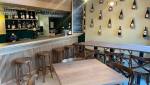 Intérieur du bar avec un espace accueillant, Guerche-de-Bretagne