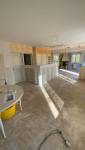 Intérieur de la cuisine en cours de rénovation à Bain-de-Bretagne