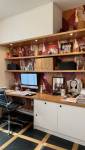 Bureau dans le salon de cet appartement Versailles