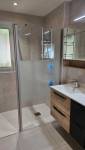 Douche à l'italienne à l'extrémité de l'ancien couloir avec  paroi transparente bandeau opaque central sur Torcy (77200)
