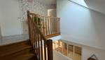 Cage d’escalier repeinte en blanc pour plus de luminosité par La Maison Des Travaux Bruz