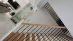 Escalier bois et blanc