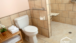 Salle de bain de 4 m2 adaptée à une mobilité réduite et au handicap