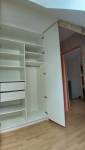 Placard sur-mesure avec finitions blanches dans la chambre à Vern-sur-Seiche, rénovation par La Maison Des Travaux Bruz