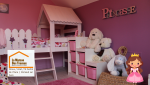 Une chambre de petite fille rénovée avec des couleurs chaleureuses et un lit cabane pour créer un univers tendre et ludique.