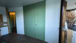 avoriaz-74110-renovation-appartement-sejour-placard-portes-vertes-porte-fenetre-balcon
