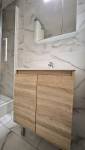 Salle de bains effet marbre et son meuble bois
